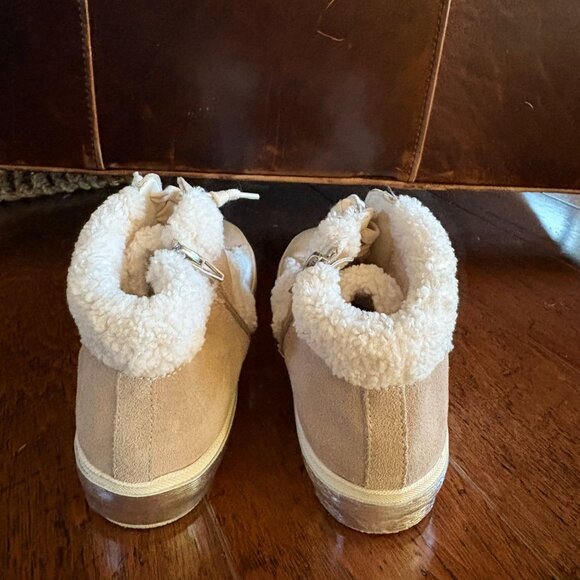 Dolce Vita Plush Lace Up High Top Sneakers. Size 9. NWOT. - Picture 3 of 4